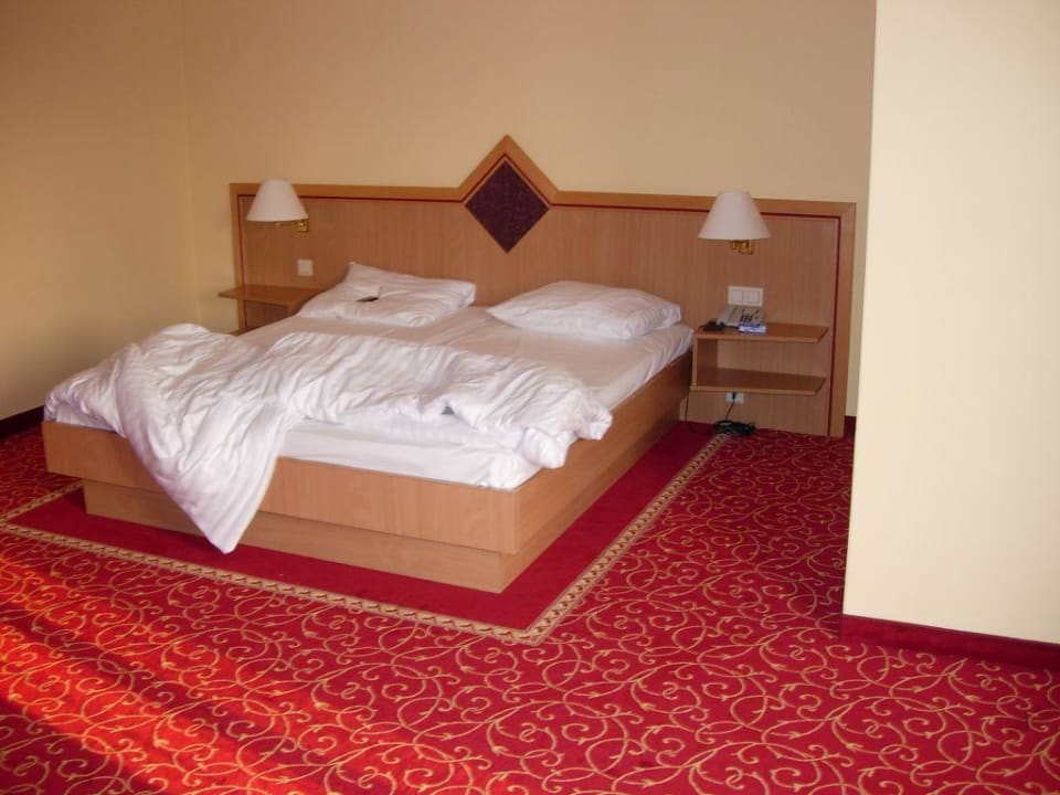 großes, bequemes Bett Thermenhotel Vier Jahreszeiten