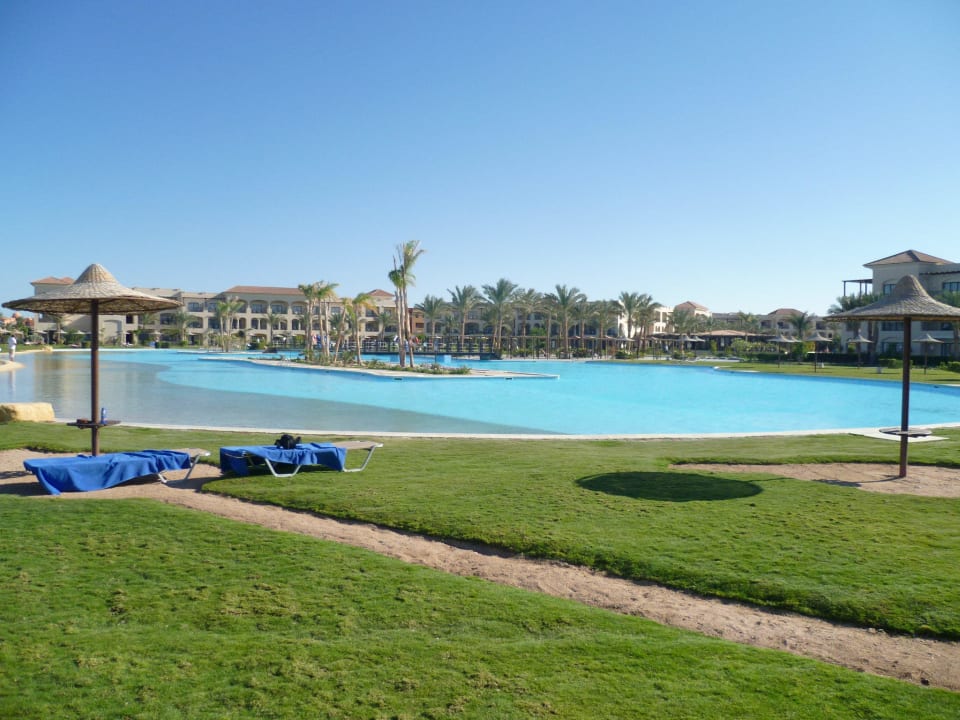 Pool, zwischen Strand und Meer JAZ Aquamarine Resort