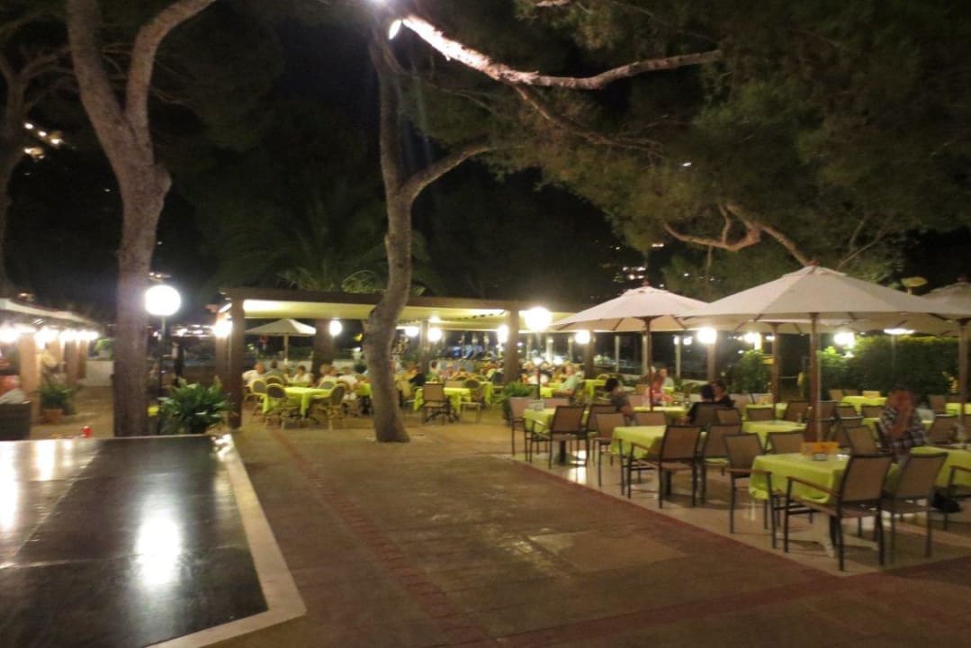 Die Hotelterrasse am Abend Universal Hotel Laguna