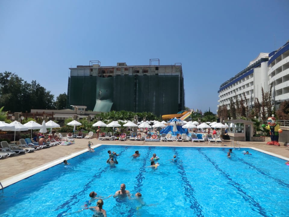 Von der Baustelle und dem Nachbarhotel umringte Po Dizalya Palm Garden