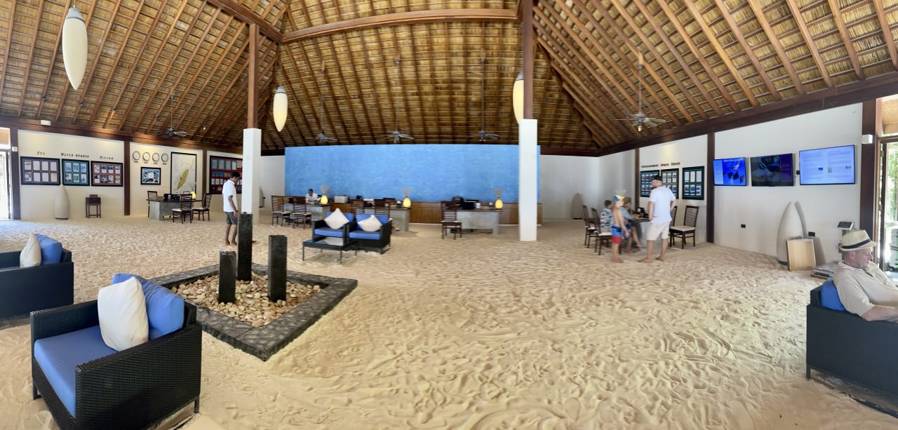 Lobby Vilamendhoo Island Resort & Spa