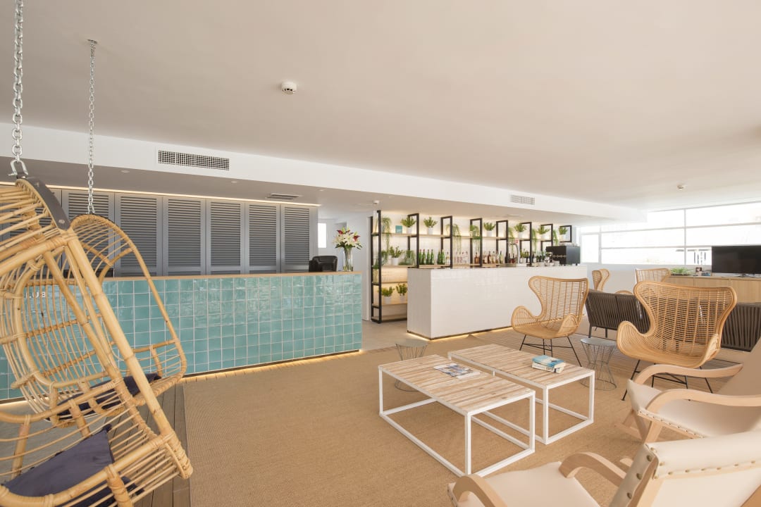 Lobby Cabot Hobby Club Apartments