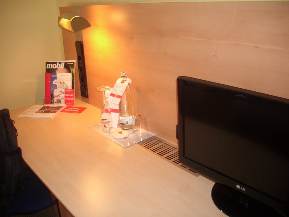 Schreibtisch mit TV-Gerät  TRIBE Düsseldorf