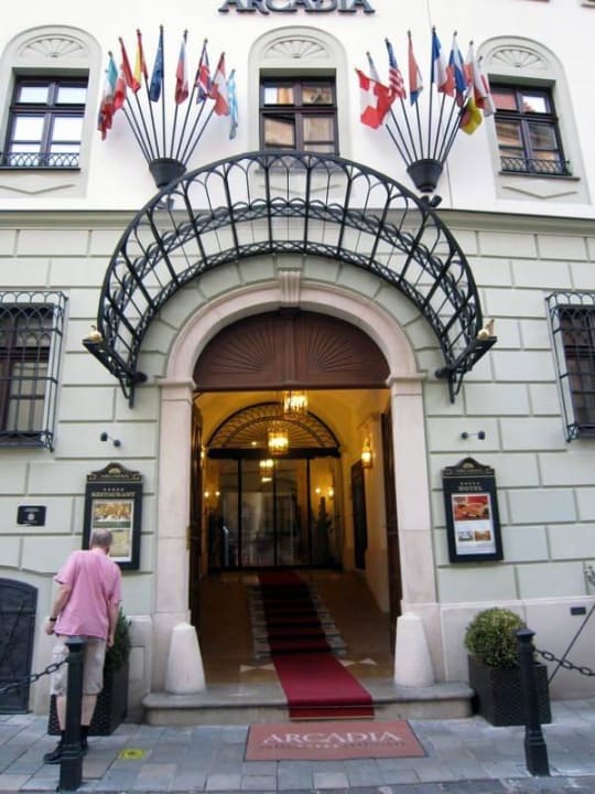 Entrance Hotel Arcadia