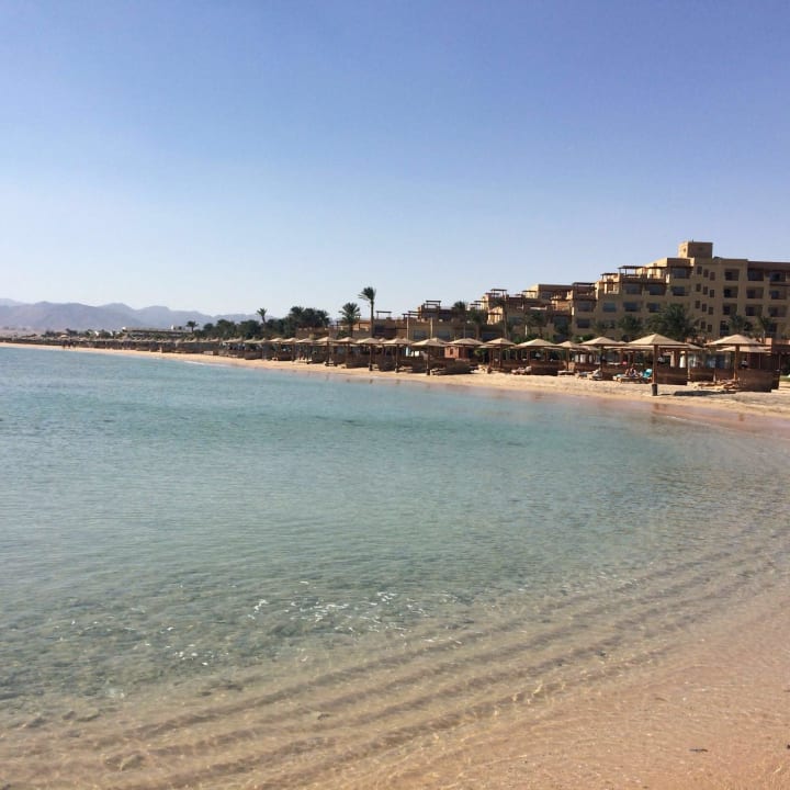 Strand und Hotel aus der Ferne Imperial Shams Abu Soma