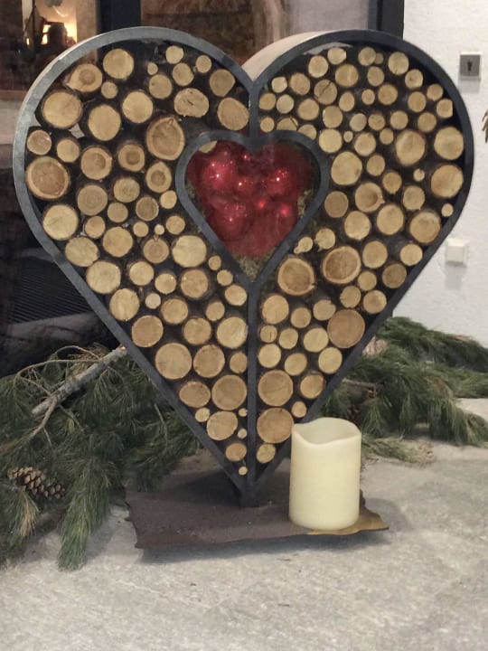 Vor dem Eingang des Hotels Aktiv Hotel Schwarzer Adler