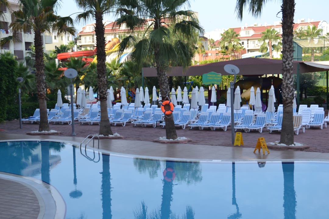 Pool am Spielplatz Hane Family Resort