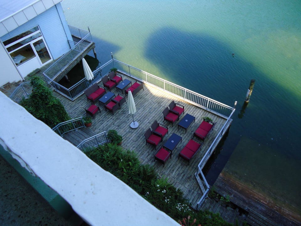 Blick vom Zimmerbalkon auf Terrasse ROBINSON LANDSKRON
