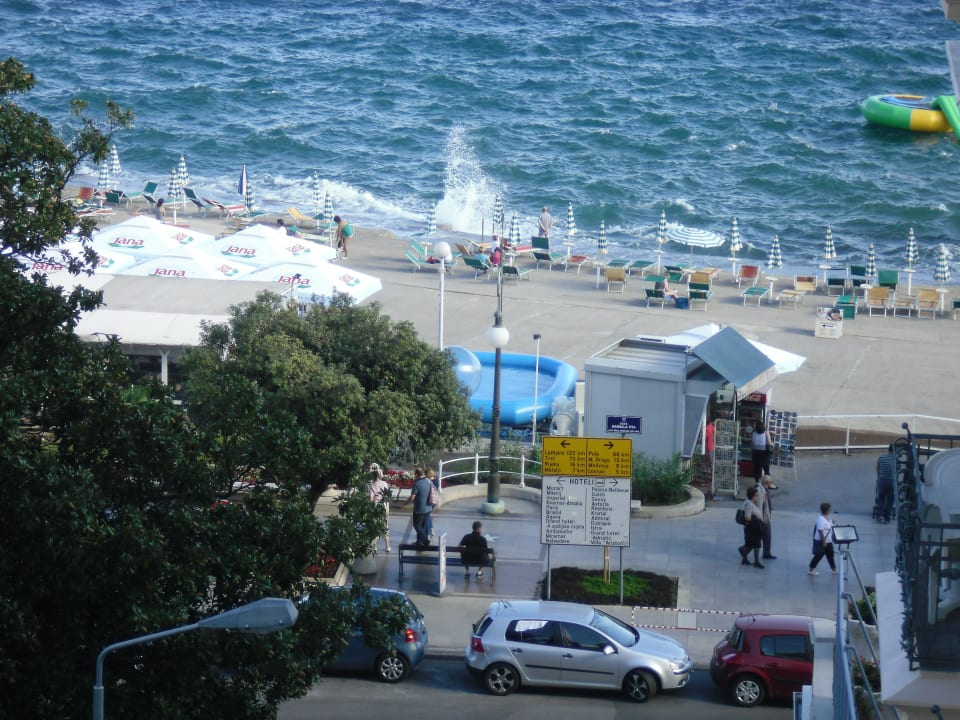Zimmerausblick auf Strand Hotel Bellevue - Liburnia
