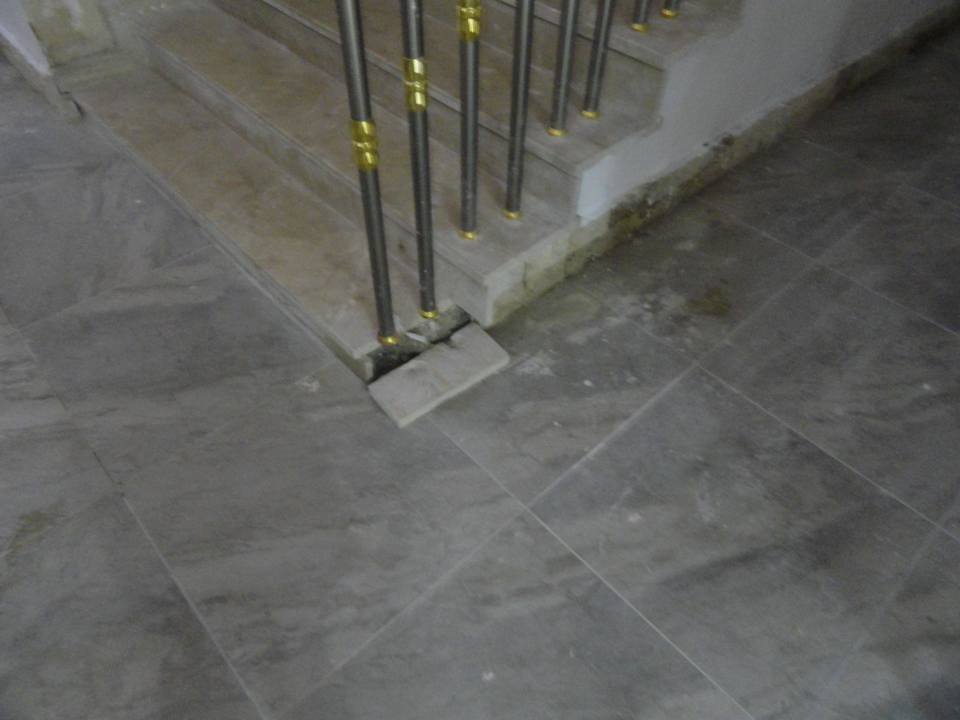 Defekte Fliesen im Aufgang von -2m  zur Lobby Alan Xafira Deluxe Resort & Spa