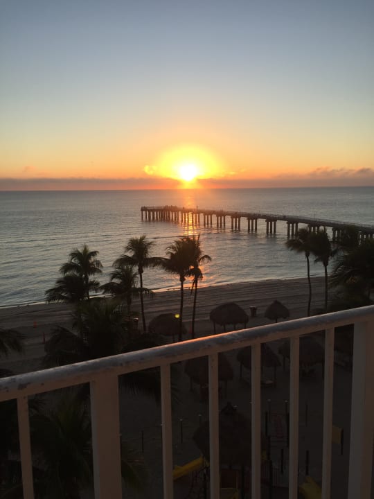 Strand Hotel Newport Beachside Resort