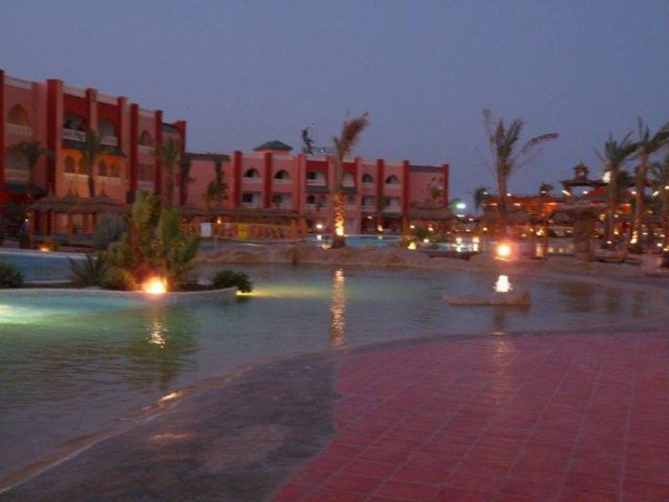 Basen nocą Pickalbatros Aqua Vista Resort - Hurghada