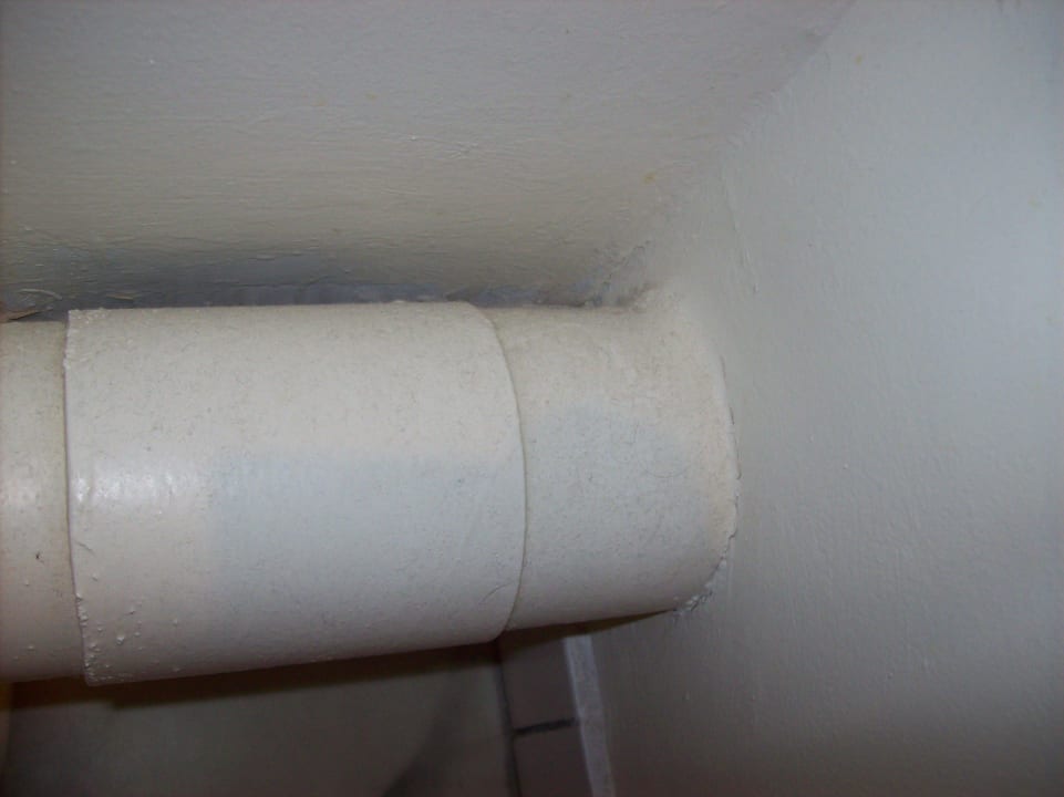 Schmutziges Rohr im Bad ibis Styles Hotel Paris Gare de l'Est Château Landon