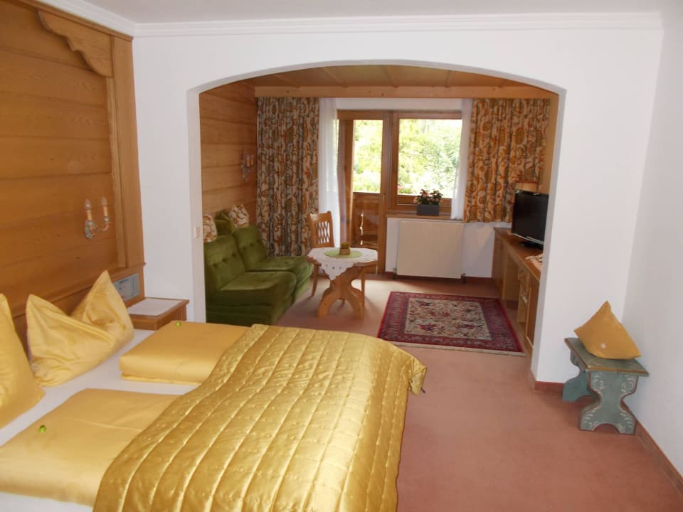 Zimmer Blick Richtung Balkon Hotel Engl Hof