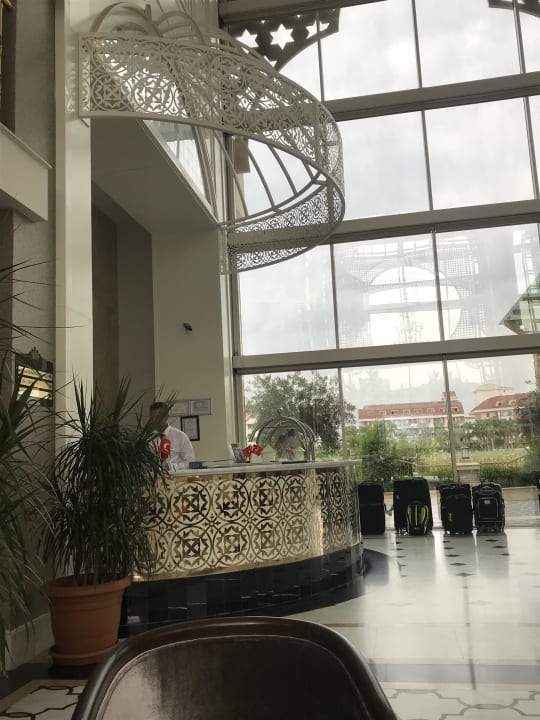 Lobby Well Palace Side