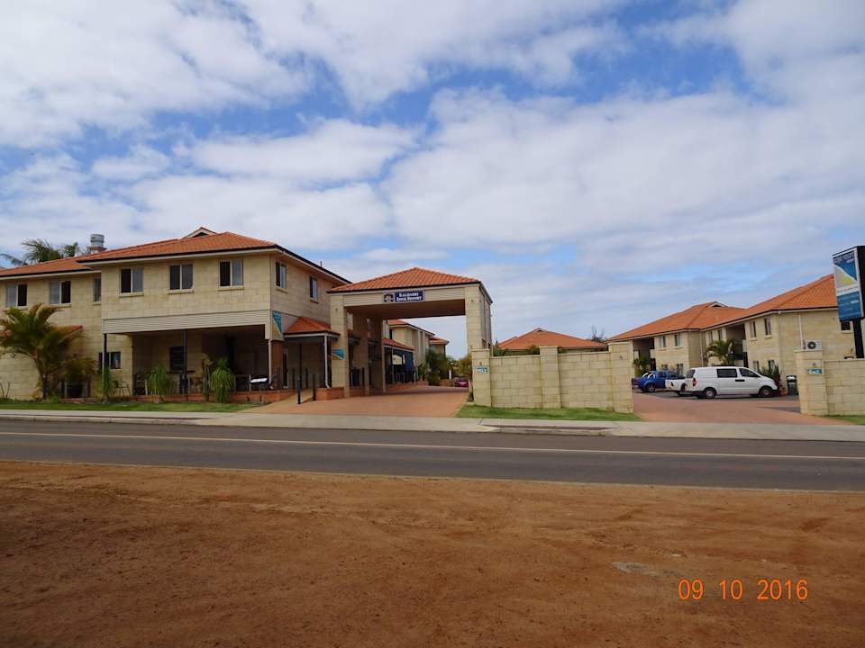 Das Resort von der gegeüber liegenden Straßenseite Kalbarri Edge Resort