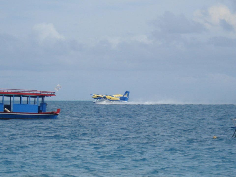 Wasserflugzeug beim Start Sun Siyam Vilu Reef
