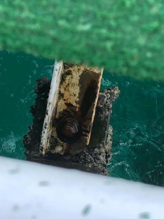 Alte, verrostete Stege am Wassersteg Hotel Delphin Imperial