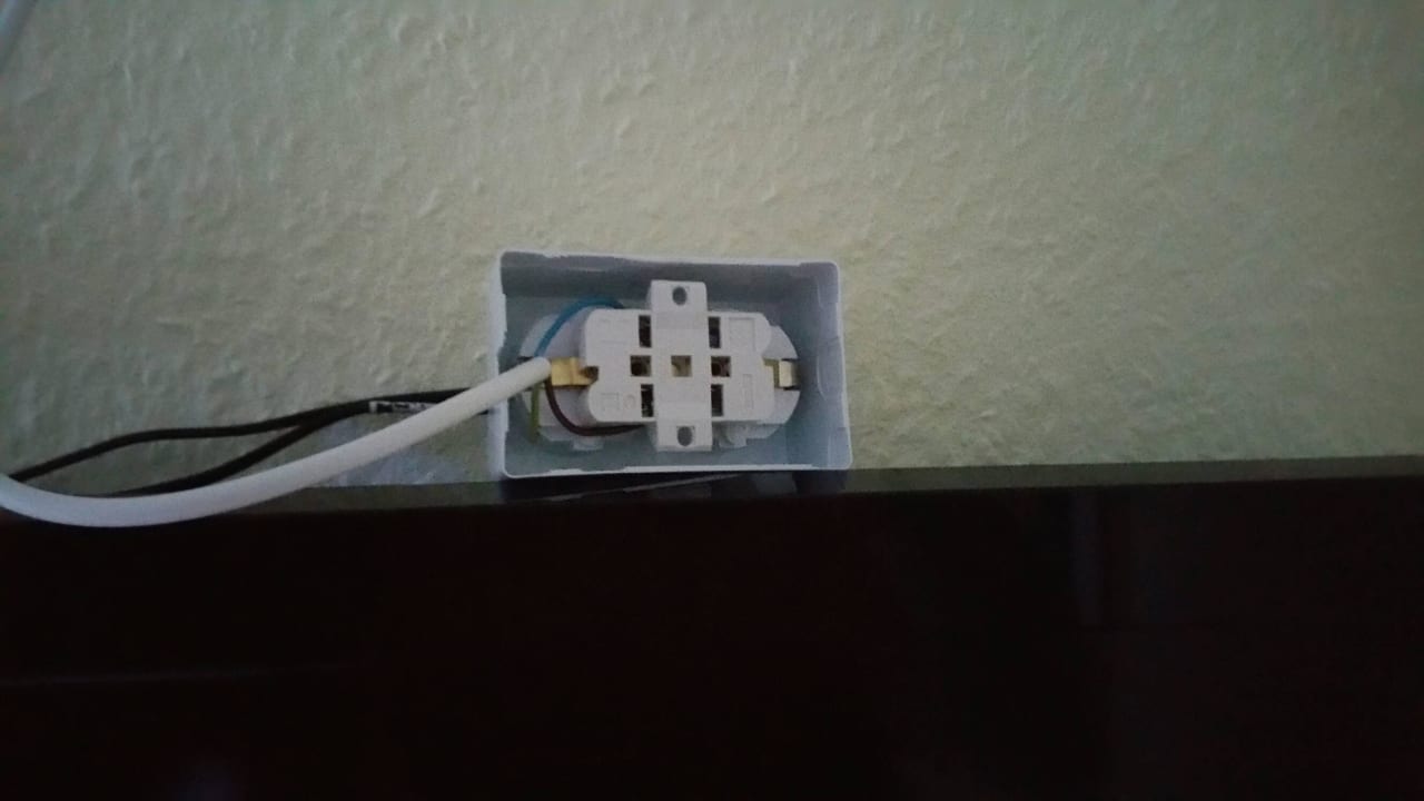 Offene Steckdose auf dem Fernseher Hohensteiner Hof