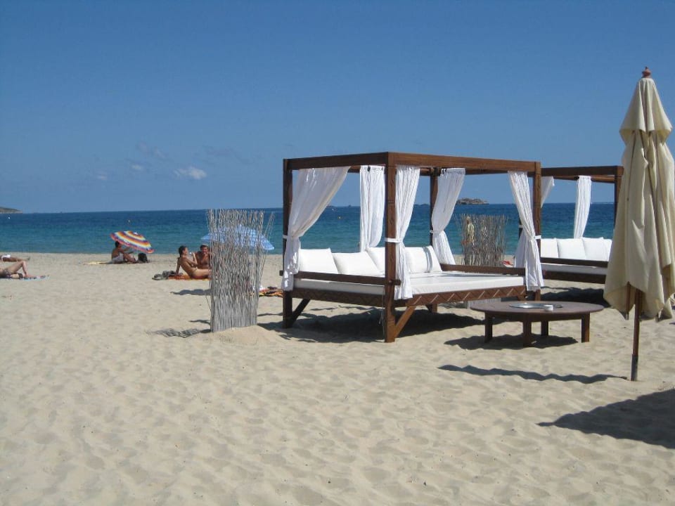 Strandbetten vom Fiesta Club Hotel nebenan Ushuaia Ibiza Beach Hotel - The Tower / The Club - Adults only