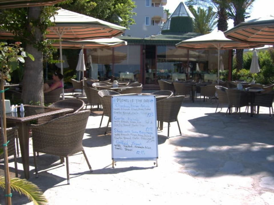 Die Terrasse von der Promenade aus Side Bay Hotel