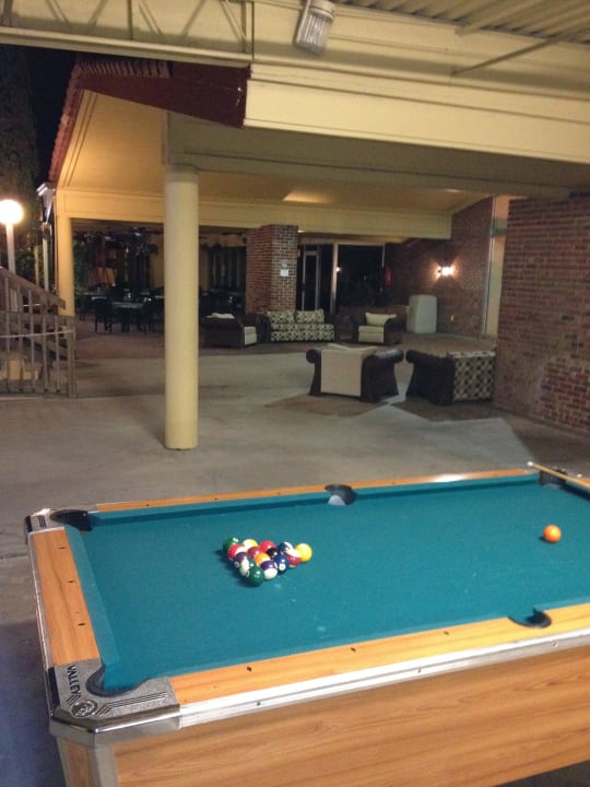 Poolbillard im Außenbereich Hotel Quality Inn & Suites Golf Resort