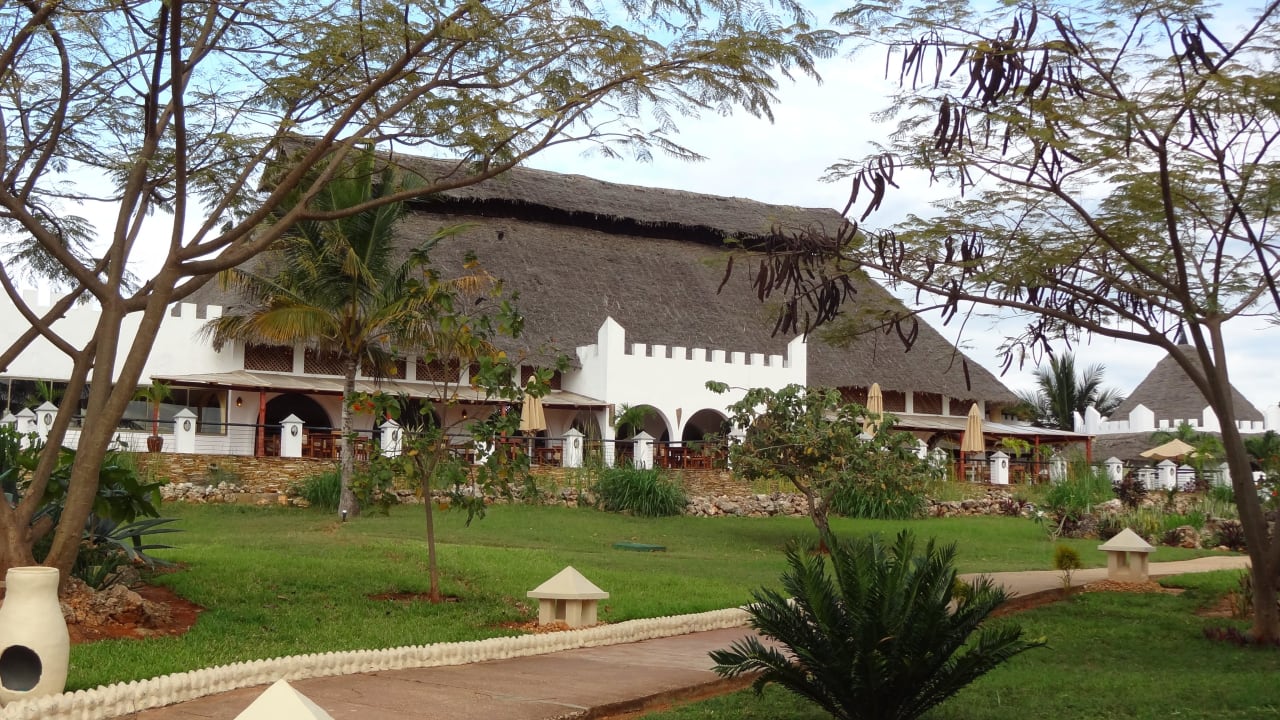 Garten mit Hauptrestaurant Royal Zanzibar Beach Resort