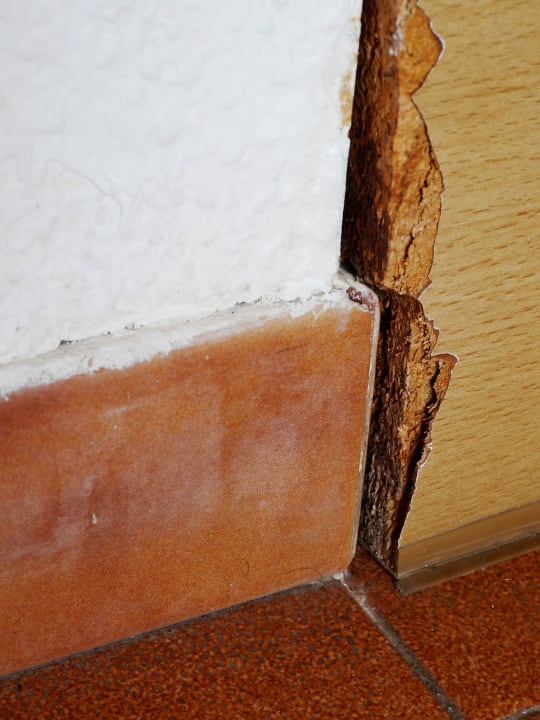 Kaputte Fussbodenleiste / Küche Hotel Los Tarajales