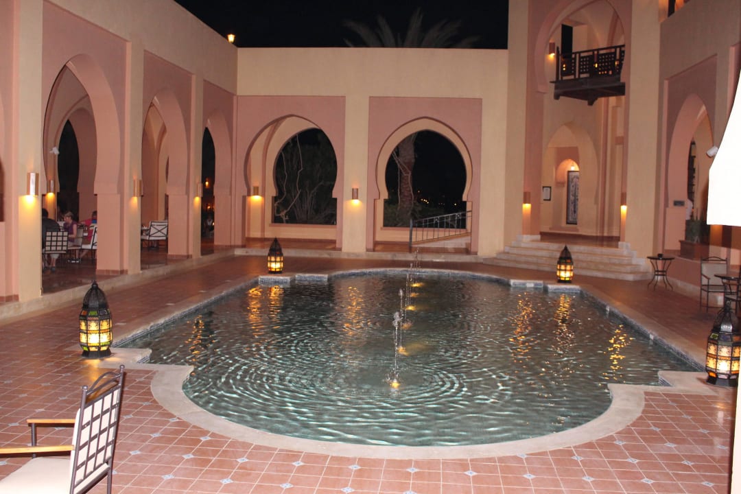 Wasserspiel vor dem Restaurant Steigenberger Coraya Beach - Adults only