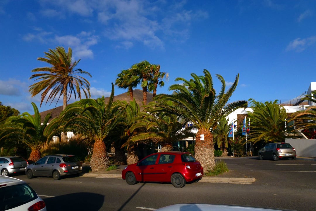 Vor dem Eingang allsun App.-Hotel Esquinzo Beach