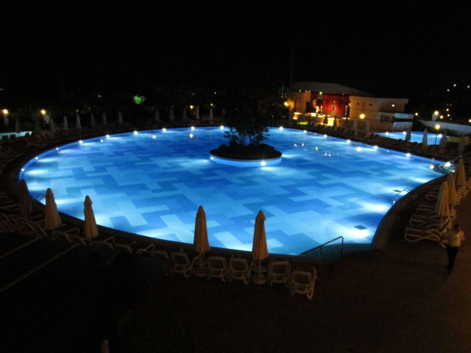 Pool am Abend Seamelia Beach Resort