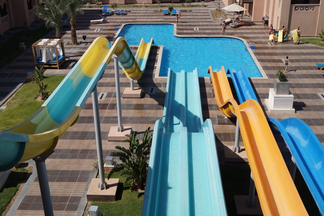 Die große Rutschanlage, auf der gegenüberliegenden Seite ist Pickalbatros Aqua Park Resort - Hurghada