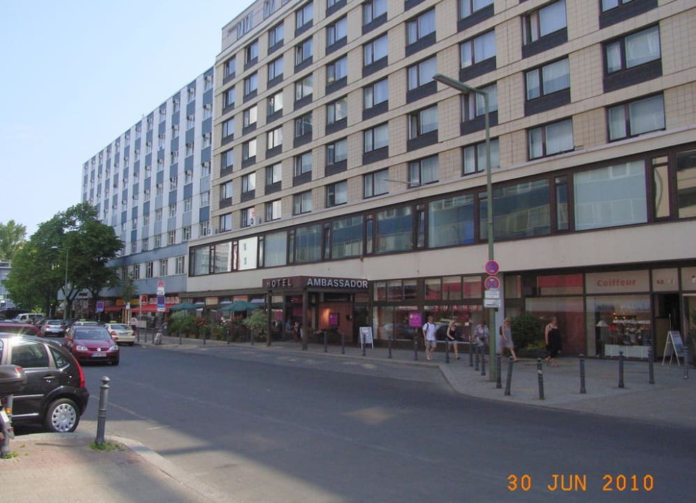 Das Hotel scheint aus 2 Häusern zu bestehen SORAT Hotel Berlin