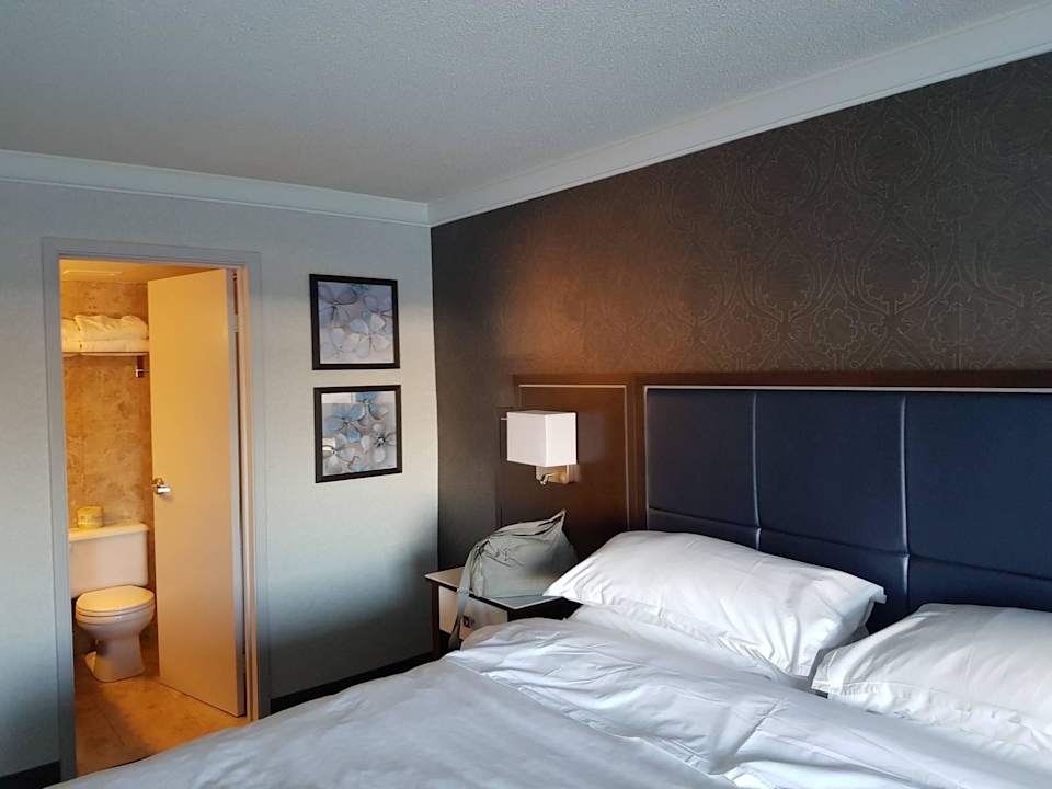 Blick auf Bett und Bad Hotel Sheraton Laval