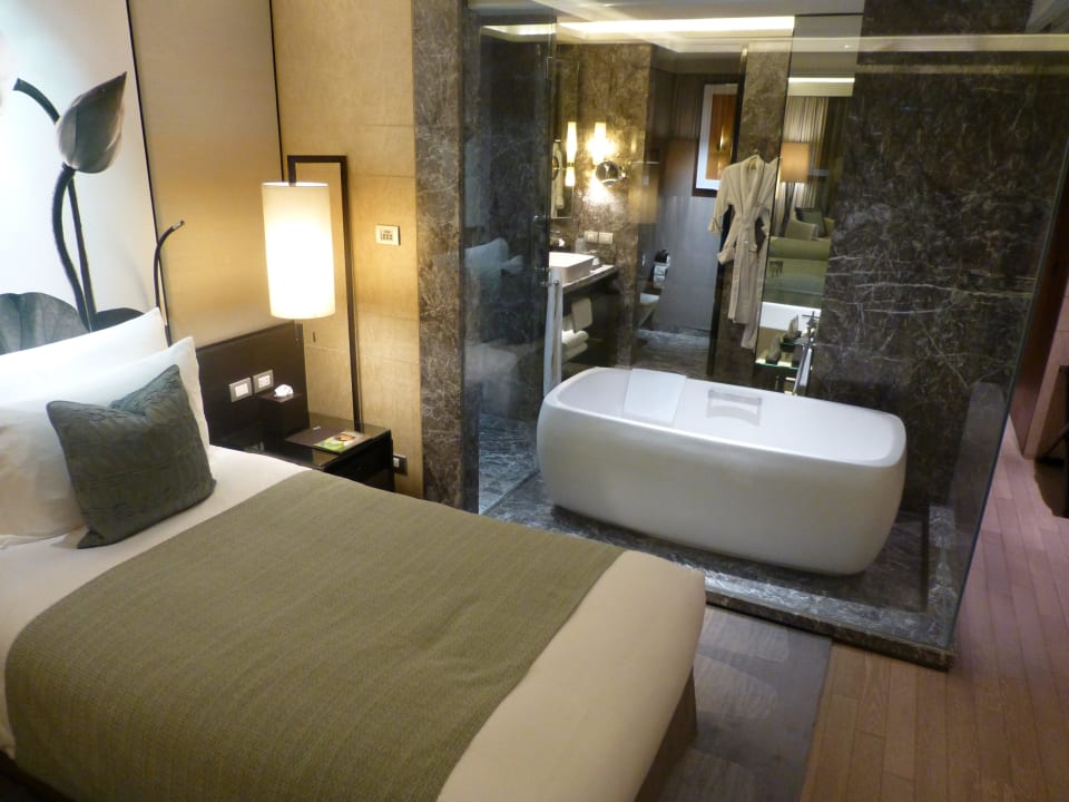 Executive Room Nr. 1252/Blick ins Badezimmer Siam Kempinski Hotel Bangkok