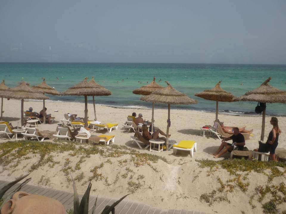 Chaises longues et parasols sur la plage Ulysse Djerba Thalasso & Spa