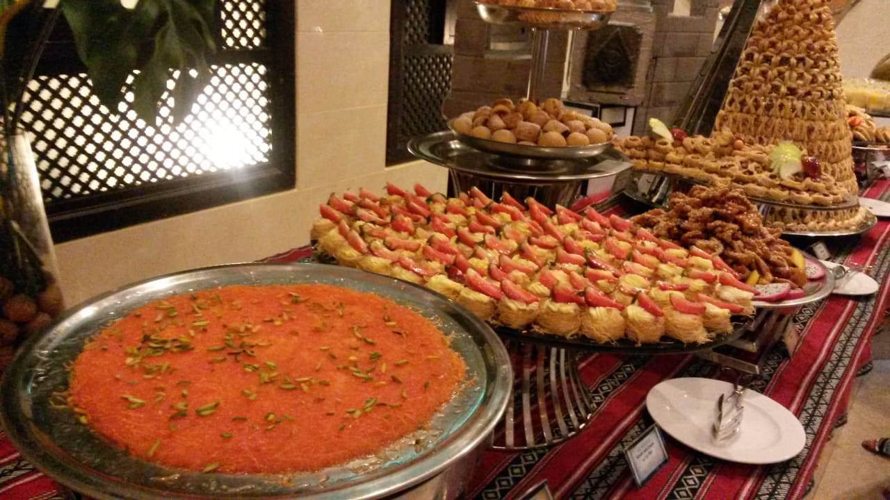Arabisches Dessertbuffet am Freitagabend Miramar Al Aqah Beach Resort