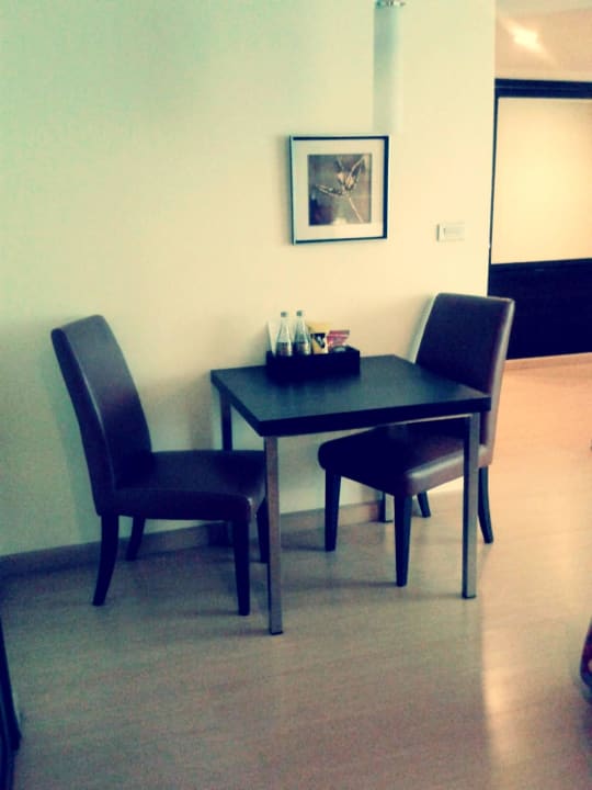 Tisch und Stühle Hotel Aspen Suites