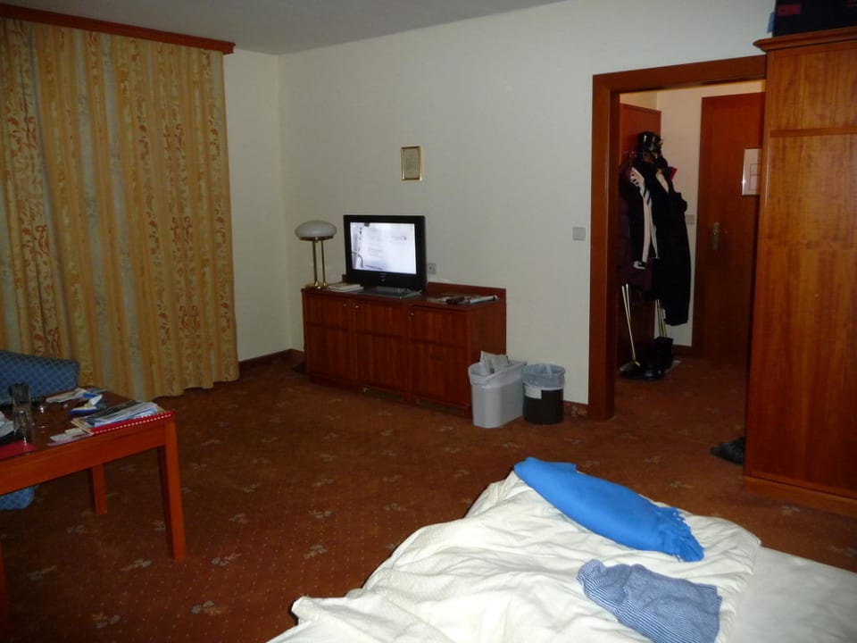 Diagonale durch ein geräumiges Zimmer Sanotel Bad Gastein