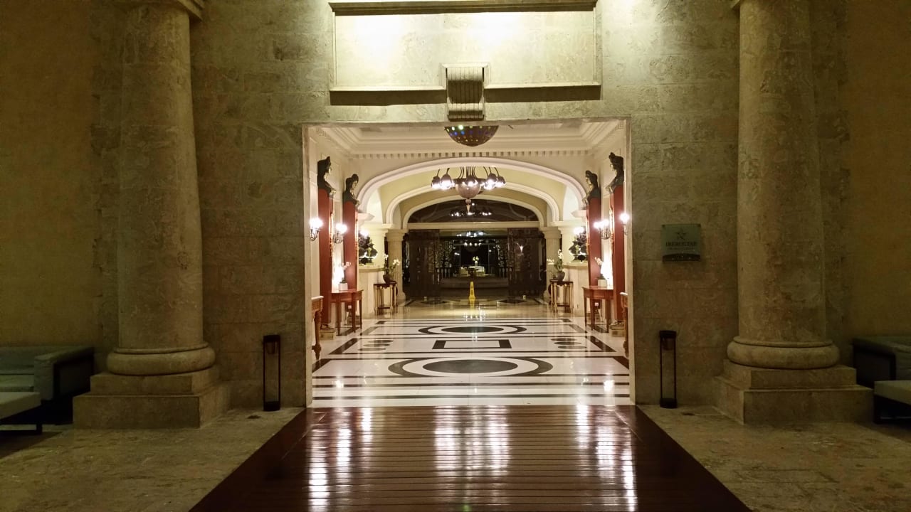 Eingangsbereich bei Nacht JOIA Bávaro by Iberostar
