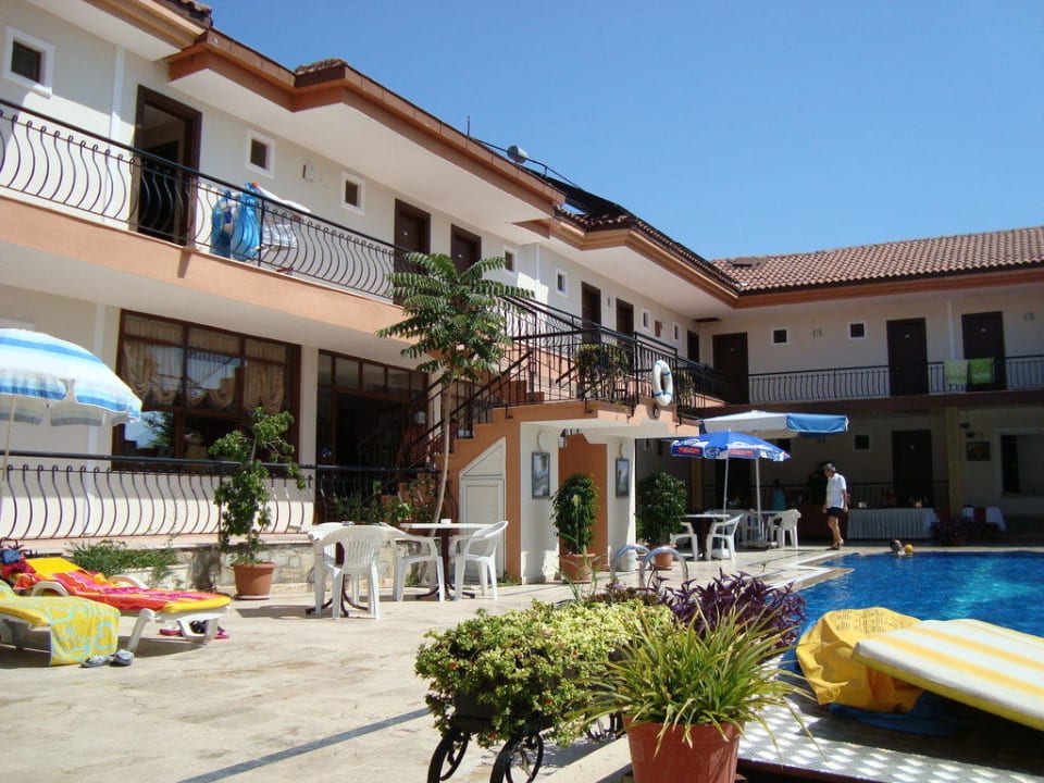 Moms Hotel Moms Hotel