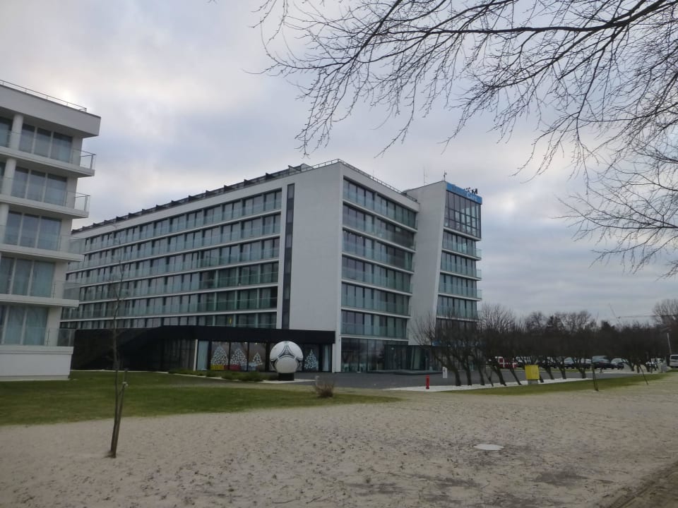 Hotel von der Seite Marine Hotel by Zdrojowa