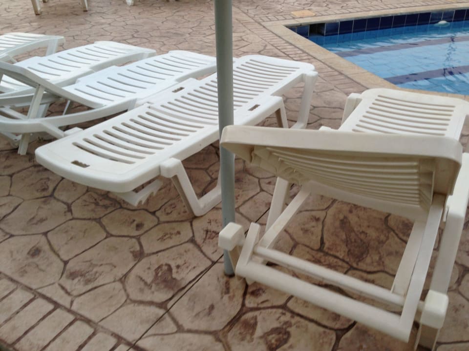 Kaputte Liegen Marianna Palace Hotel