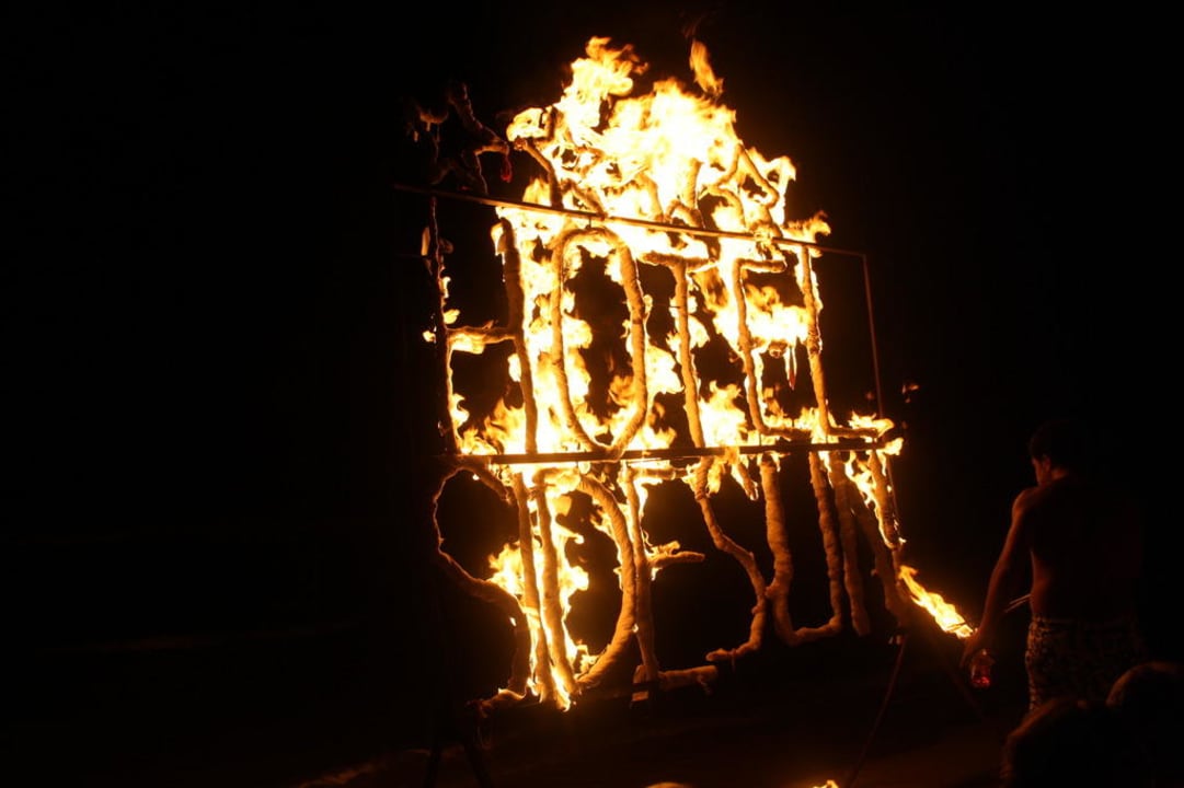 Animateur Volkan beim Feuer spucken Side Sun Hotel