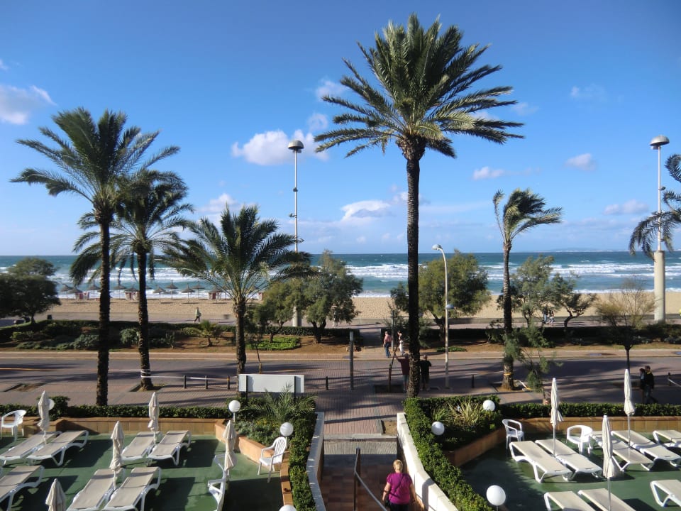Blick vom Balkon, 1. OG mit unsauberen Liegen HM Tropical