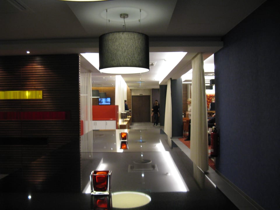 Gang zum Speiseraum Hampton by Hilton Berlin City West