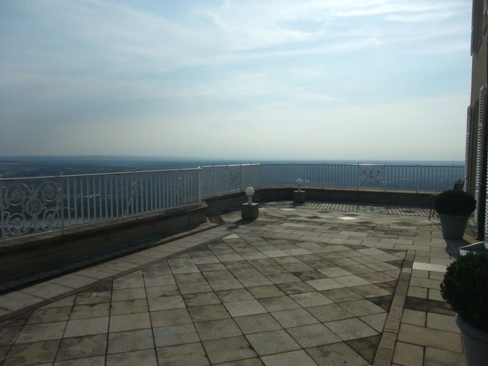 Terrasse auf Ebene der Suiten Steigenberger Icon Grandhotel Petersberg