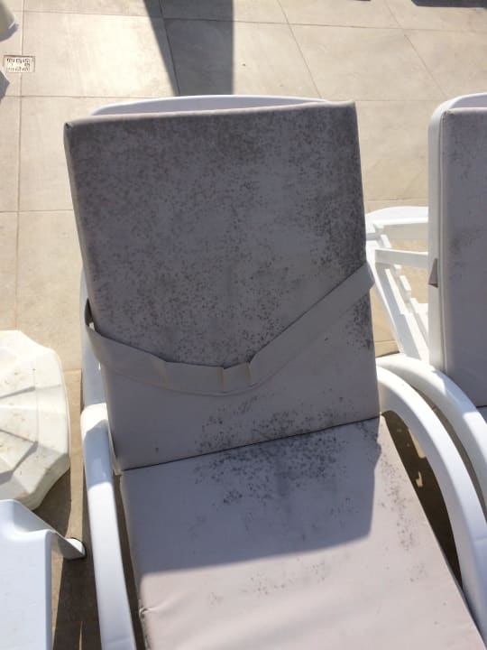 Verschimmelte Auflagen am Pool 3 Maya World Park Hotel