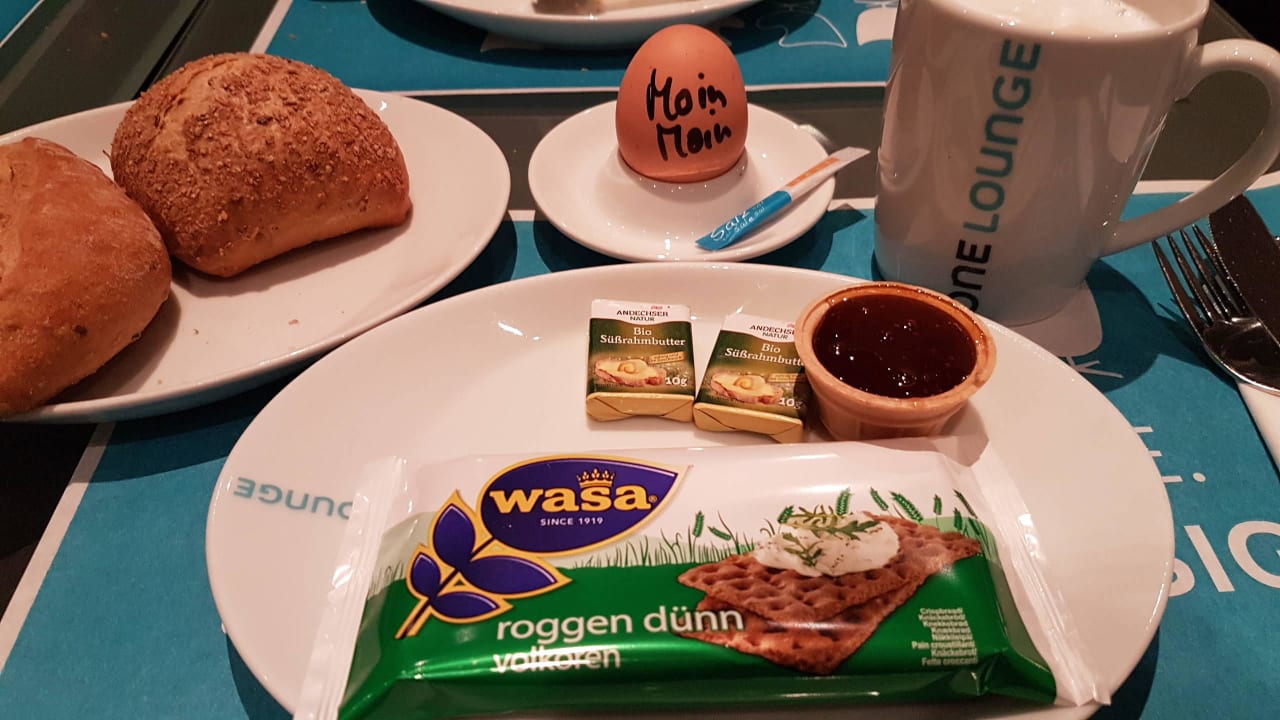 Lecker Frühstück mit Kaffeespezialitäten Motel One Hamburg-Altona