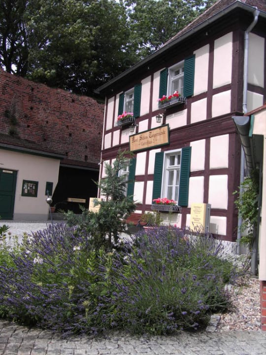 Blick von Gartenhaus 1 zum Gartenhaus 2 Ringhotel Schloss Tangermünde